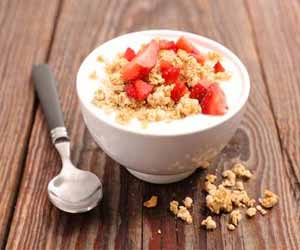 Substituting eggs or white bread with oatmeal in breakfast lowers stroke risk